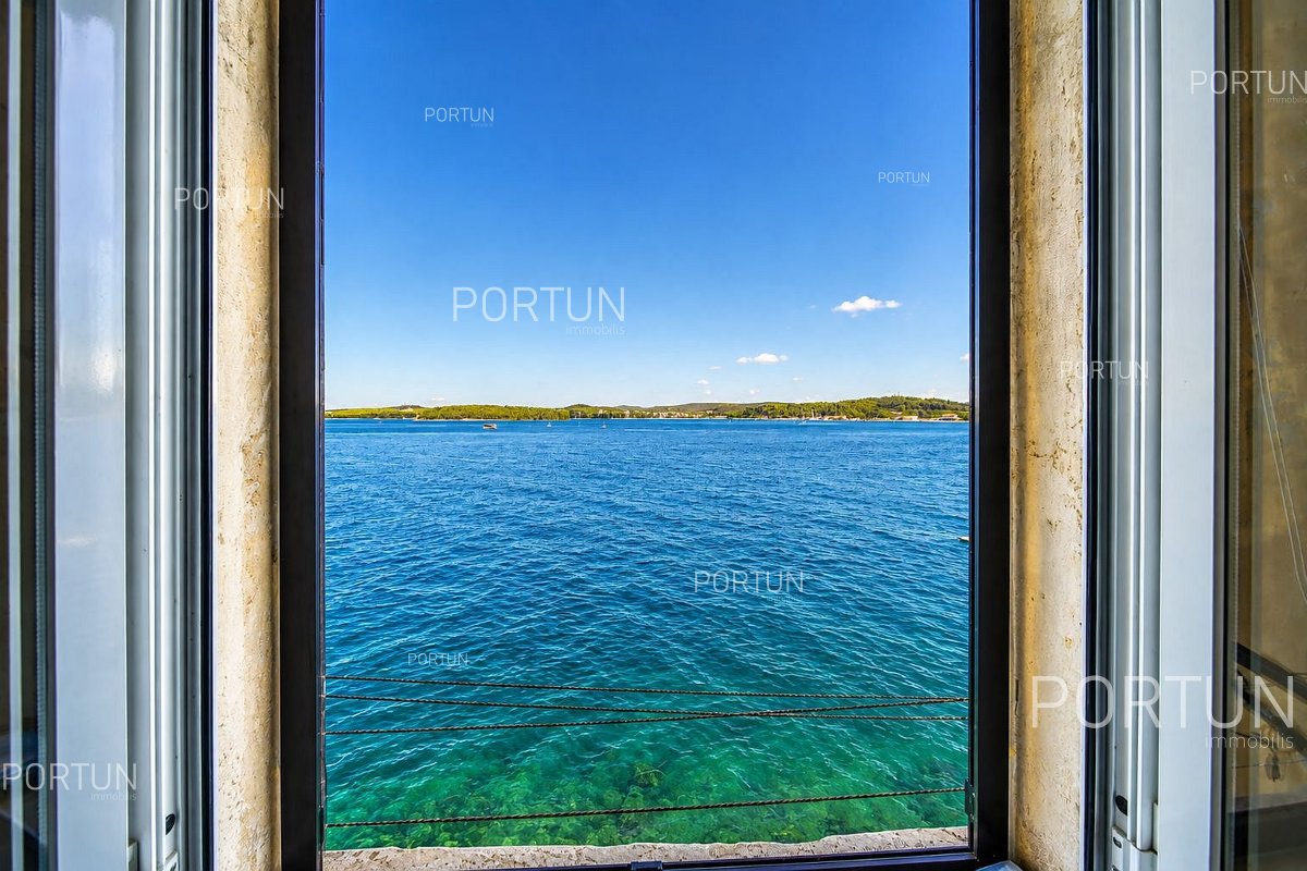 Stan na prodaju Rovinj – 31 m², prvi red uz more