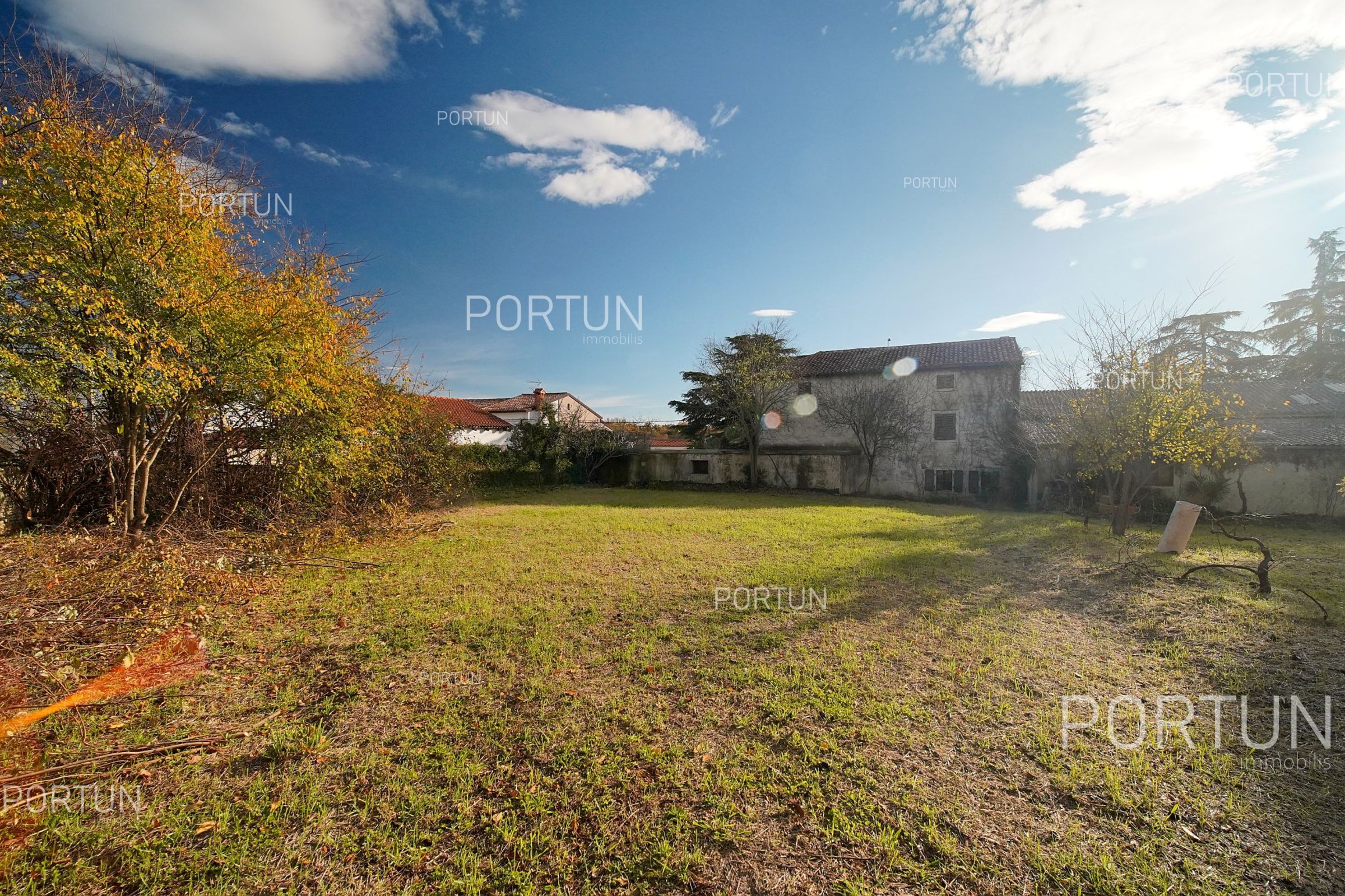 Eladó telek Rovinj – 940 m² házhoz és medencéhez 2