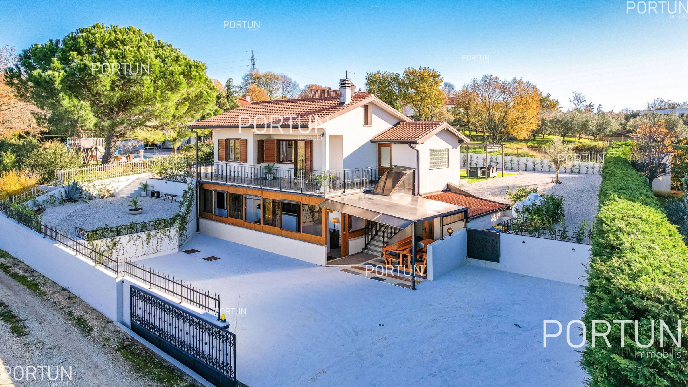 Buje, hiša z bazenom	 1