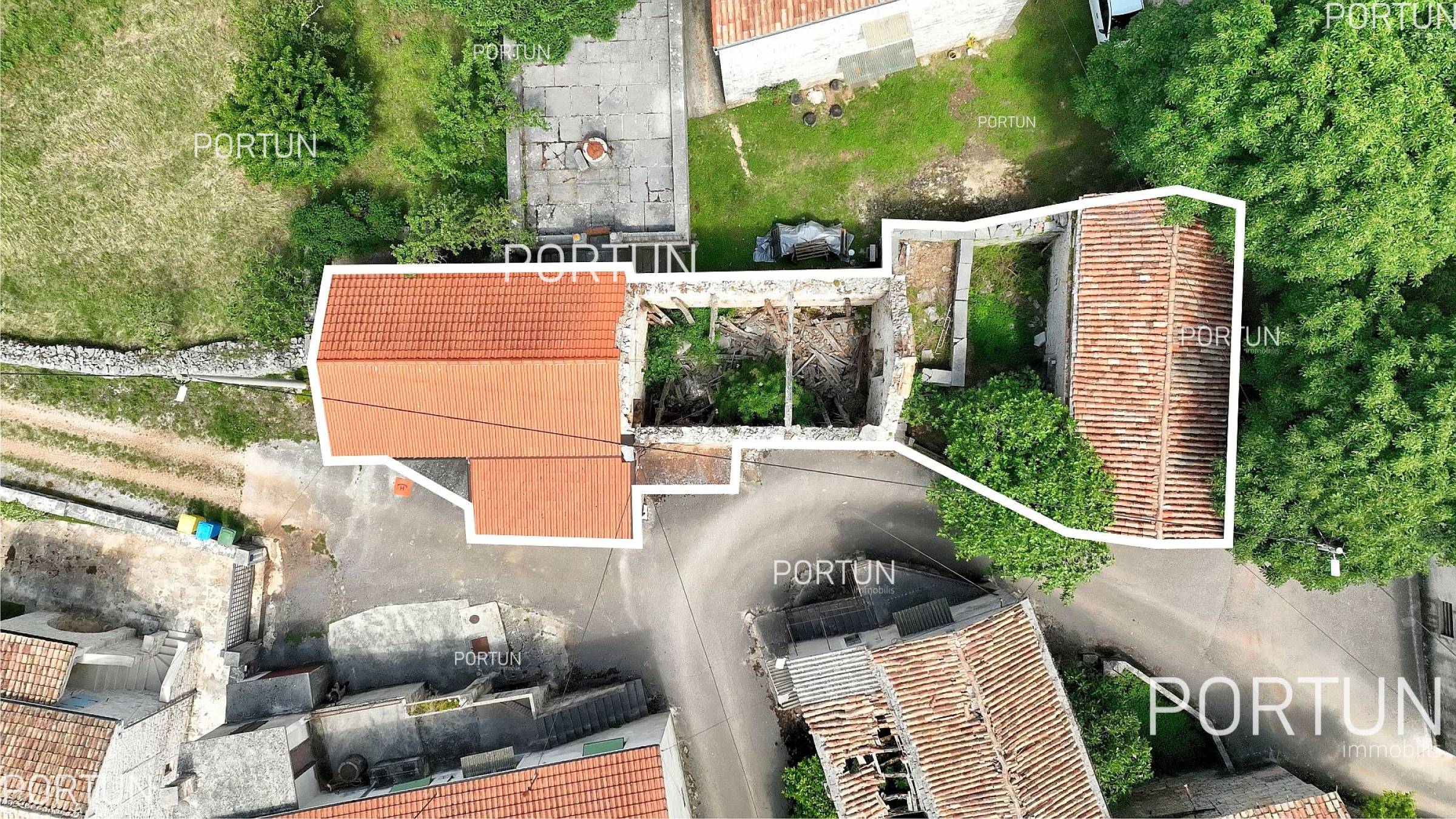 Mala Traba, kőházak	 2