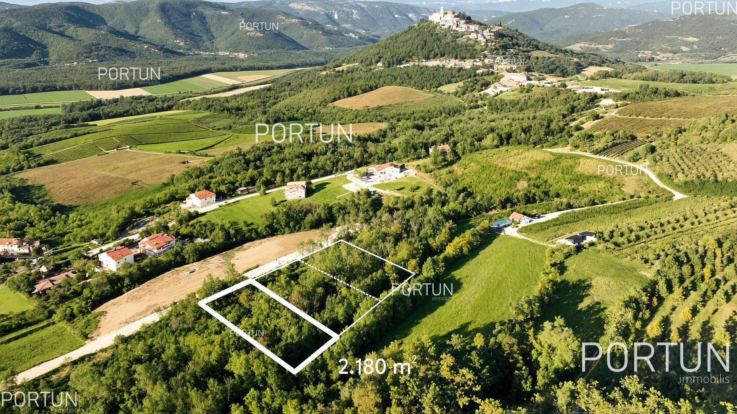 Zemljište 2.180 m² s dozvolom, pogled na Motovun