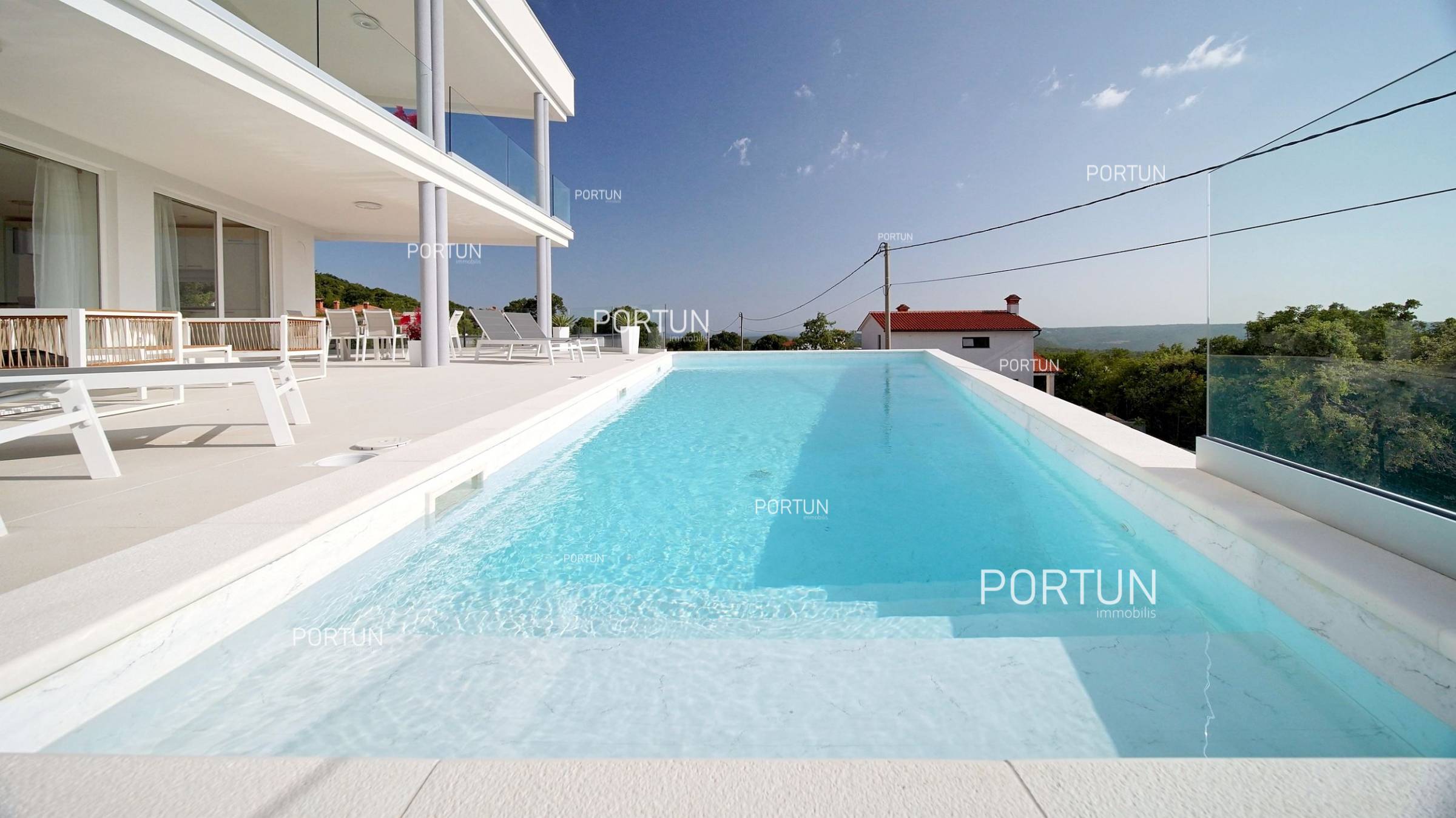 Moderne Villa mit Aussicht	 2