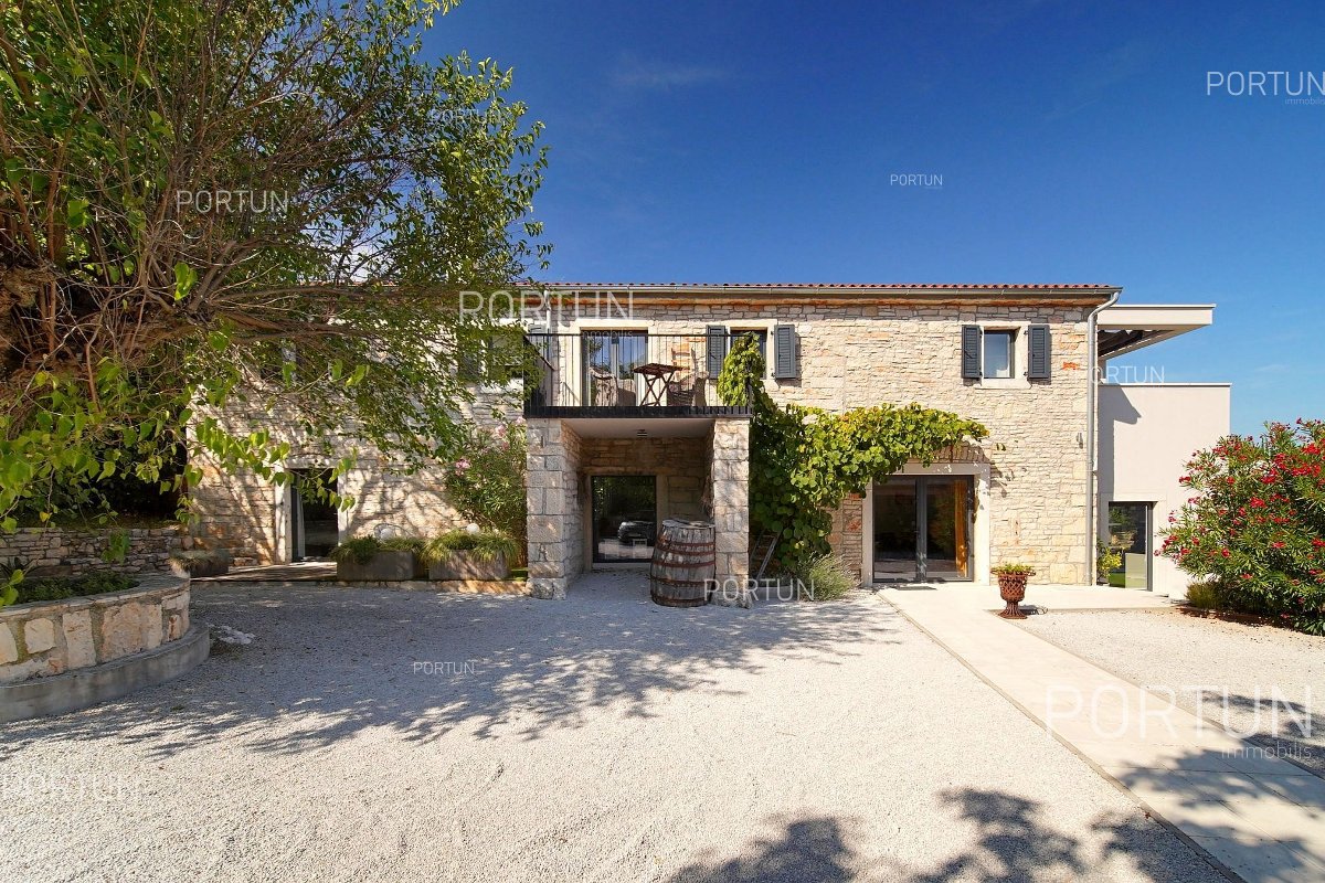 well renovated houses in the hinterland of Poreč  20936 01