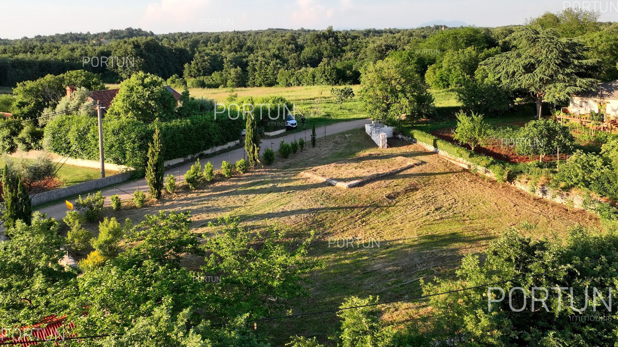 item_Darf auf jedem Grundstück neben dem Haus ein Pool gebaut werden?