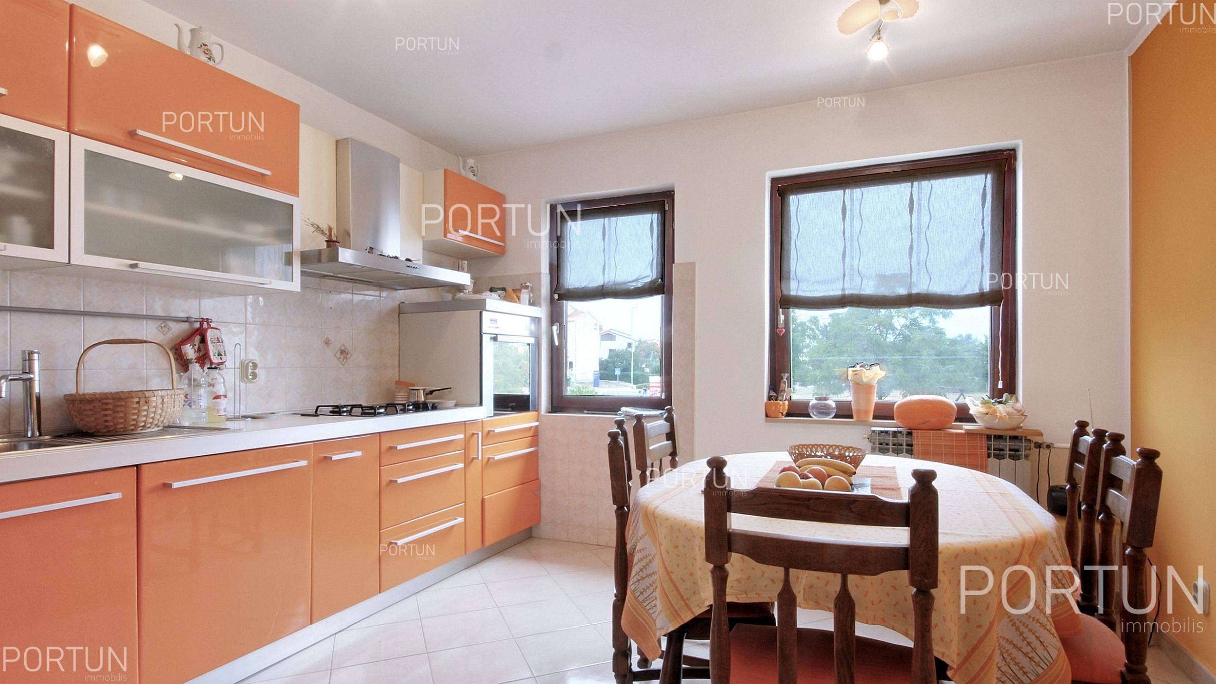 Квартира на продаж у Ровінь - 10400 - 02