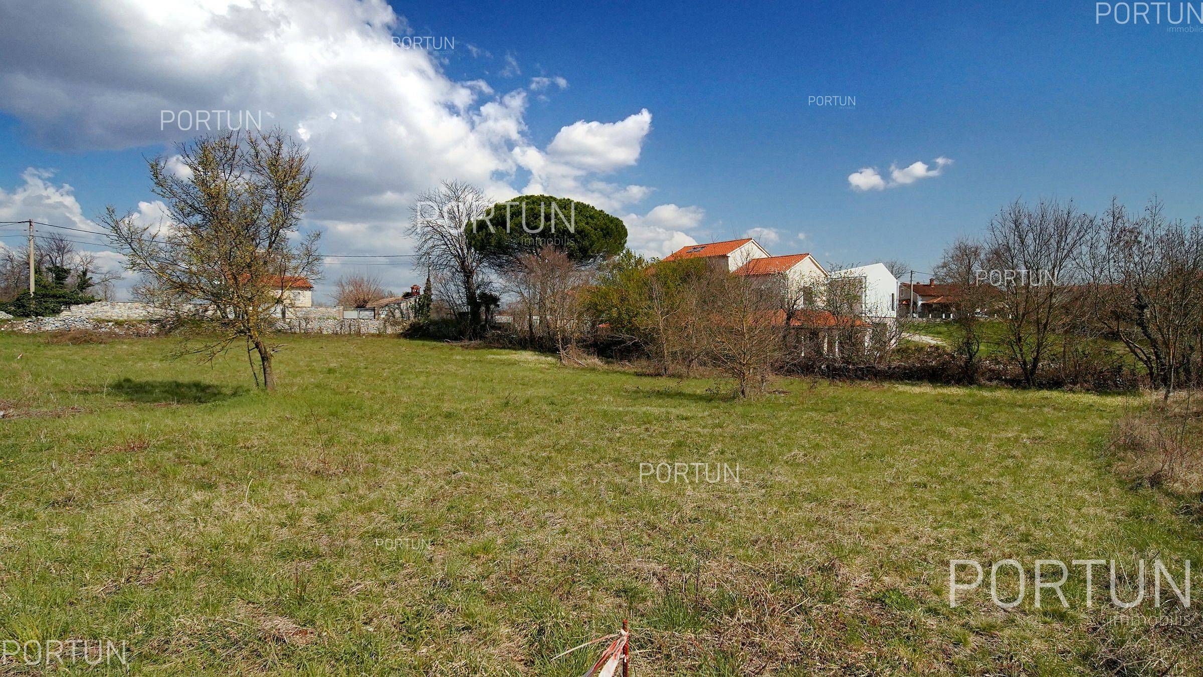 Water and electricity close, land ready for building 40662 02