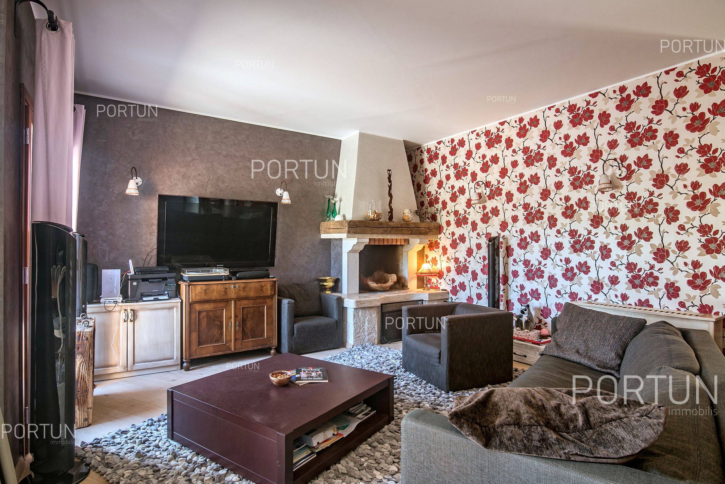 Дом на продажу в  Ровинь - 20826 - 01