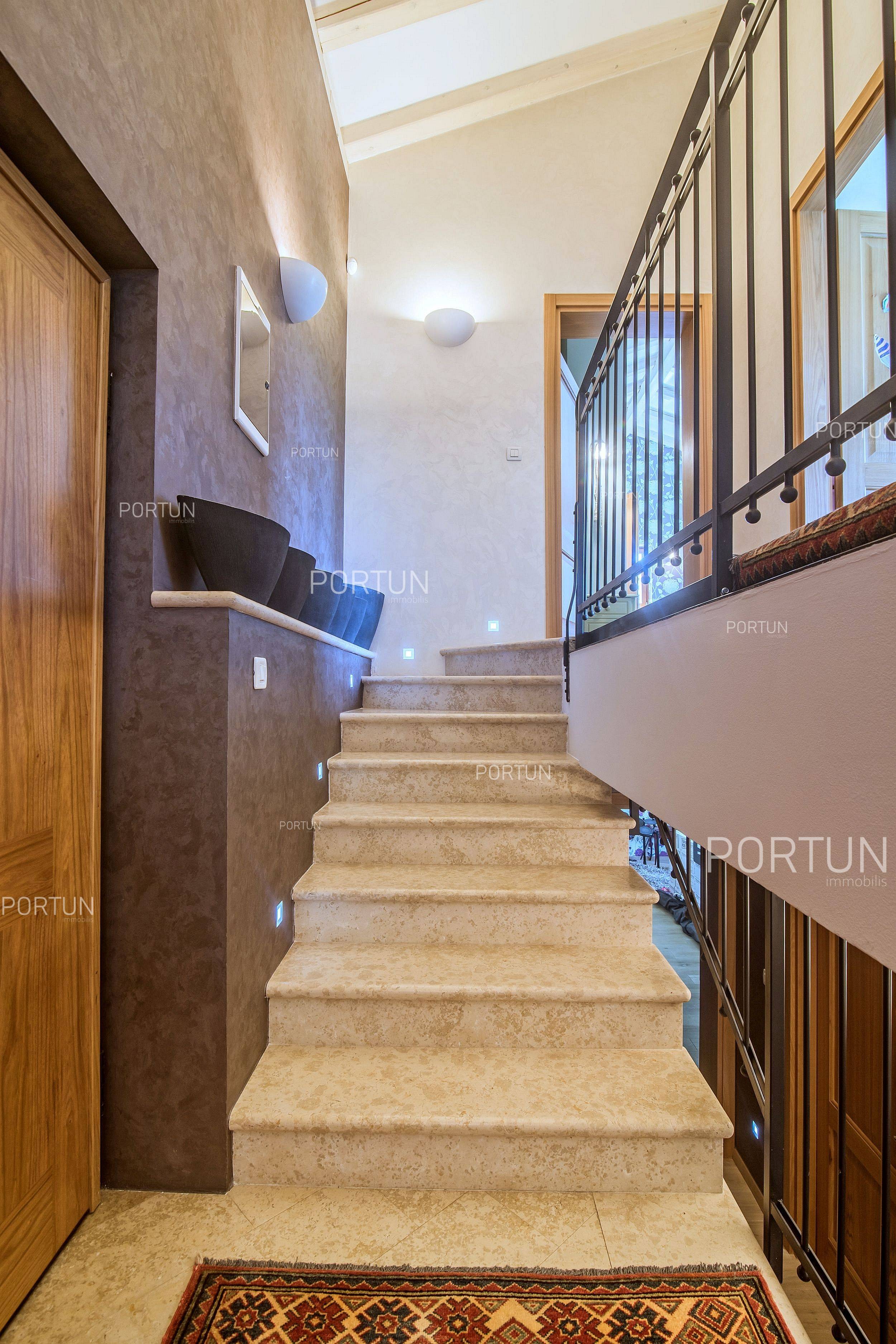 Дом на продажу в  Ровинь - 20826 - 01